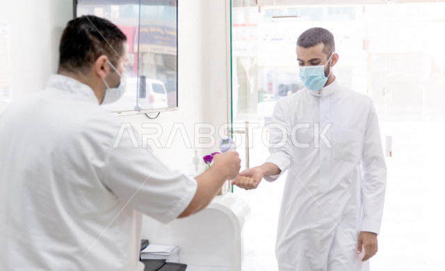 اتباع اجراءات الوقاية من فيروس كورونا ، من خلال التعقيم و لبس الكمامة قبل الدخول الى صالون الحلاقة ، الإلتزام بالتعليمات و القوانين