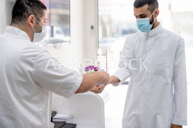 اتباع اجراءات الوقاية من فيروس كورونا ، من خلال التعقيم و لبس الكمامة قبل الدخول الى صالون الحلاقة ، الإلتزام بالتعليمات و القوانين