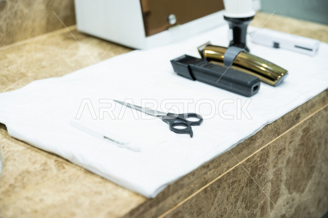 مجموعة من الأدوات و التقنيات الخاصة بالحلاقة ، صالون حلاقة رجالي ، العناية بالمظهر الخارجي