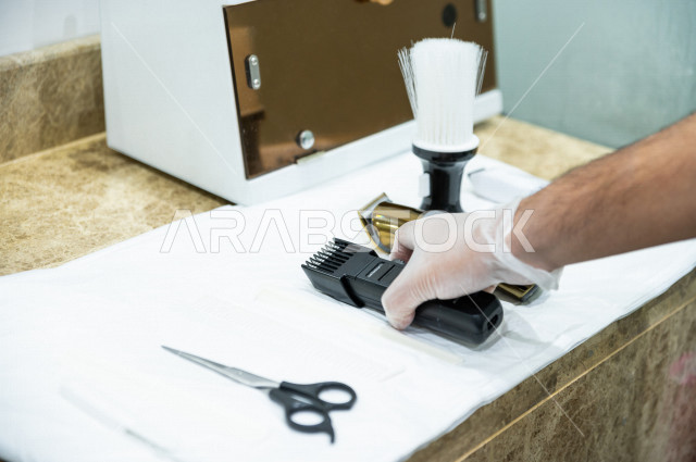 مجموعة من الأدوات و التقنيات الخاصة بالحلاقة ، صالون حلاقة رجالي ، العناية بالمظهر الخارجي