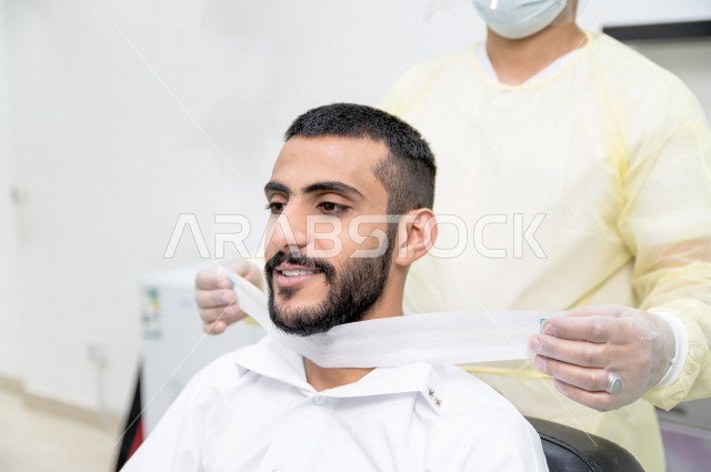 شاب سعودي خليجي في صالون الحلاقة ، ايماءات وجه مختلفة ، الحصول على مظهر انيق و رائع ، الاهتمام و العناية بالمظهر الخارجي