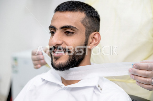 شاب سعودي خليجي في صالون الحلاقة ، ايماءات وجه مختلفة ، الحصول على مظهر انيق و رائع ، الاهتمام و العناية بالمظهر الخارجي