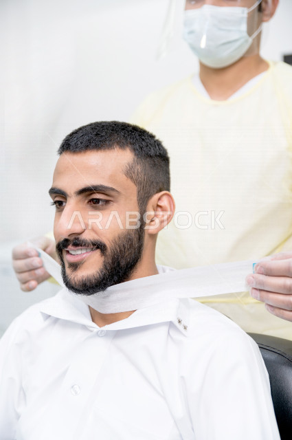 شاب سعودي خليجي في صالون الحلاقة ، ايماءات وجه مختلفة ، الحصول على مظهر انيق و رائع ، الاهتمام و العناية بالمظهر الخارجي