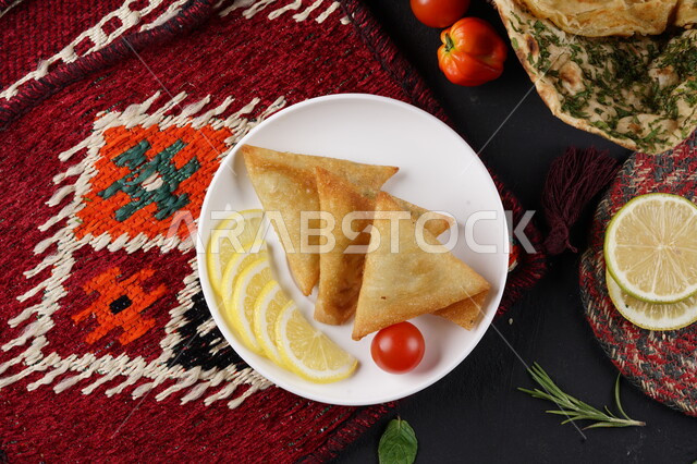 المطبخ العربي السعودي, صورة من الأعلى لطبق السمبوسك الرمضاني الشهير على قماش شعبي , اطباق المقبلات العربيه, مطاعم للمأكولات الشرقيه الشهيه