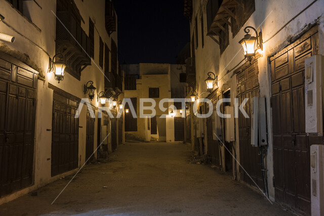 ضوء الشارع التلقائي على الجدران، مستشعر الضوء المعلق بالحائط ، الإضاءة الزخرفية بالشوارع  بتصميم عربي سعودي, فوانيس معدنية أثرية قديمة, الاحتفال بقدوم شهر رمضان المبارك, أضواء وزينة وديكورات رمضانية