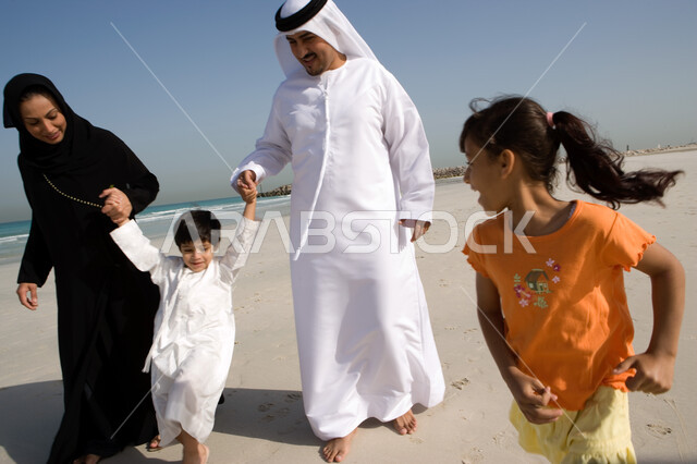 أجواء الأسرة الإماراتية بقضاء الإجازة الصيفية, إظهار الحب العائلي وبناء علاقة عائلية صحية, أسرة عربية سعودية خليجية تسير على رمال البحر الناعمة, أماكن ومناطق السياحة في دول الخليج, منتجعات وشواطئ الإمارات