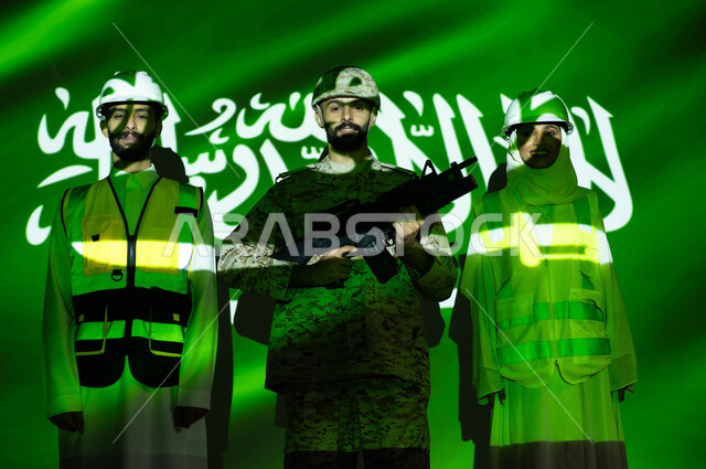 تساند المهن المختلفة للارتقاء والنهوض بالوطن, نهضة البلاد بكادر أبنائها المتنوع, الاحتفال باليوم الوطني السعودي 23 سبتمبر و العيد الوطني, يوم العلم 11 مارس, انعكاس ضوء العلم على موظفين عرب سعوديين خليجيين يرتدون زي العمل المخصص ينظرون إلى شيء ما.