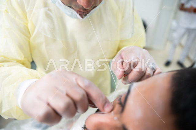 رجل سعودي خليجي في زيارة لصالون الحلاقة ، ازالة شعرالوجه باستخدام تقنية الخيط ، العناية بالمظهر الخارجي 