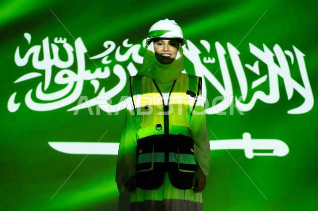 تنمية وتطور القطاع الهندسي بسواعد أبناء الوطن, مهندسة عربية خليجية سعودية مبتسمة محجبة ترتدي السترة وخوذة الحماية، اندماج الجسم بضوء العلم، يوم العلم السعودي 11 مارس، الإحتفال بذكرى اليوم الوطني السعودي 23 سبتمبر و العيد الوطني ، مهن ووظائف نسائية