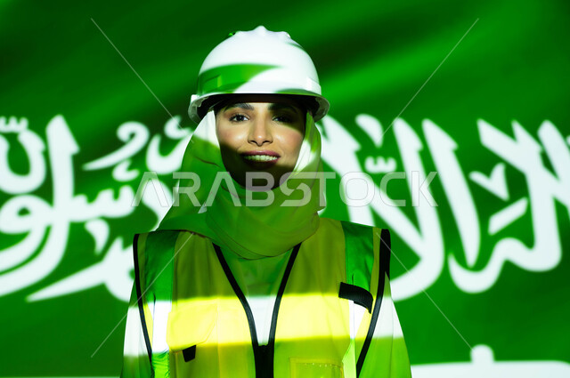 ازدهار القطاع الهندسي بسواعد أبناء الوطن, صورة مقربة لمهندسة عربية خليجية سعودية مبتسمة محجبة ترتدي السترة وخوذة الحماية، اندماج الجسم بضوء العلم، يوم العلم 11 مارس، الإحتفال بذكرى اليوم الوطني السعودي 23 و العيد الوطني ، وظائف نسائية
