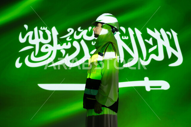 الإحتفال بذكرى اليوم الوطني السعودي 23 سبتمبر و العيد الوطني، مهن ووظائف نسائية، ازدهار القطاع الهندسي بسواعد أبناء الوطن, صورة من الجانب لمهندسة عربية خليجية سعودية محجبة ترتدي السترة وخوذة الحماية، اندماج الجسم بضوء العلم، يوم العلم السعودي 11 مارس .