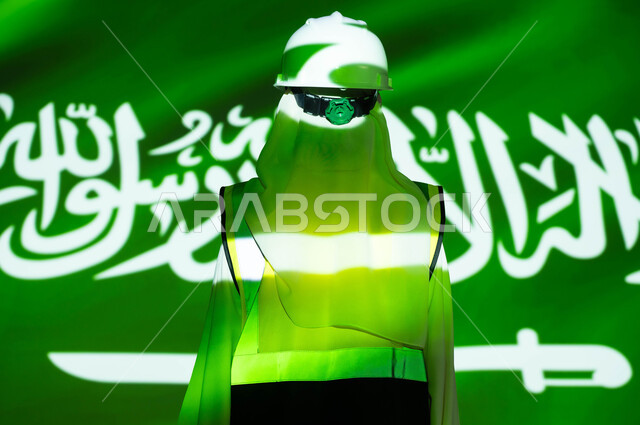 تقدم القطاع الهندسي بسواعد أبناء الوطن, صورة مقربة من الخلف لمهندسة عربية خليجية سعودية محجبة ترتدي السترة وخوذة الحماية، اندماج الجسم بضوء العلم، يوم العلم 11 مارس، الإحتفال بذكرى اليوم الوطني السعودي 23 سبتمبر و العيد الوطني ، مهن ووظائف نسائية