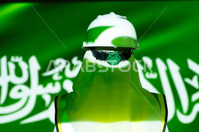 تقدم القطاع الهندسي بسواعد أبناء الوطن, صورة مقربة من الخلف لمهندسة عربية خليجية سعودية محجبة ترتدي السترة وخوذة الحماية، اندماج الجسم بضوء العلم، يوم العلم 11 مارس، الإحتفال بذكرى اليوم الوطني السعودي 23 سبتمبر و العيد الوطني ، مهن ووظائف نسائية