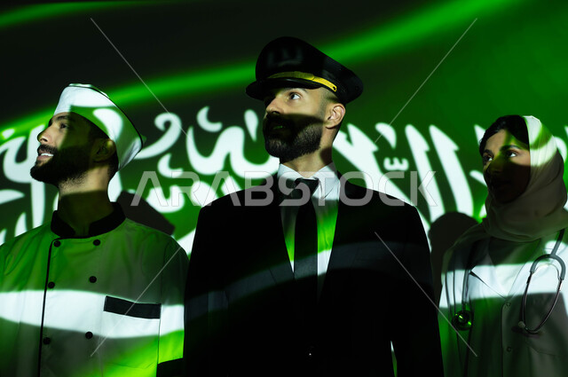 تحقيق التطور والنمو بسواعد أبناء الوطن، احياء ذكرى اليوم الوطني السعودي 23 سبتمبر ،صورة مقربة لانعكاس ضوء العلم على موظفون عرب خليجيون سعوديون يرتدون زي العمل المخصص ، الاحتفال بيوم العلم السعودي 11 مارس والعيد الوطني، تنيمة وازدهار البلاد بثقافة أجيالها