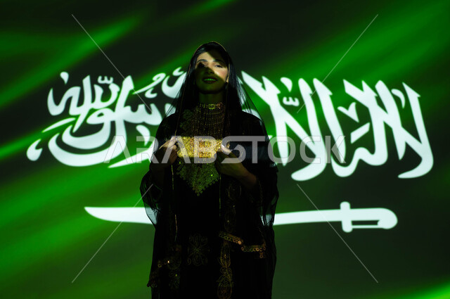 يوم العلم 11 مارس، الاحتفال بذكرى اليوم الوطني السعودي 23 سبتمبر، امرأة عربية خليجية سعودية مبتسمة ترتدي الشيلة وثوب المنطقة الوسطى في العيد الوطني، احتفالات ومناسبات وطنية، انغماس الجسم في ضوء العلم, التعبير عن الحب والولاء للمملكة، يوم التأسيس 1727 م