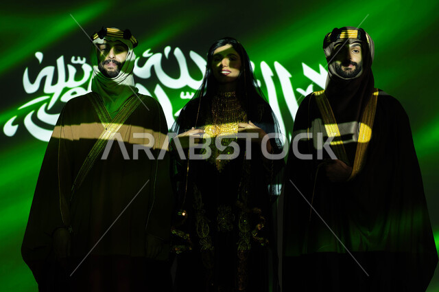 يوم العلم 11 مارس، تعزيز الروح الوطنية ، انعكاس ضوء العلم على الجسم، مواطنين عرب خليجيين سعوديين يرتدون الزي التقليدي في العيد الوطني ينظرون الى الكاميرا، الإحتفال بالمناسبات والاعياد، اليوم الوطني السعودي 23 سبتمبر ، احياء ذكرى تأسيس الدولة السعودية 1727 م