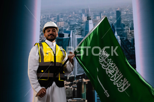 نهضة الوطن بفضل أبنائه, العيد الوطني السعودي 8 ربيع الاول, اليوم الوطني لذكرى توحيد السعودية, الاحتفال بيوم العلم 11 مارس, مهندس عربي سعودي خليجي مبتسم يرتدي الخوذة وسترة الحماية ويمسك علم المملكة, خلفية أبراج الرياض المتميزة