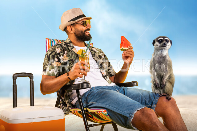 قضاء وقت ممتع مع حيوان الليمور على الشاطىء ،شاب عربي خليجي سعودي مبتسم يرتدي الزي الكاجوال و النظارات الشمسيه ، يجلس على كرسي أمام البحر، تناول الفواكه والمشروبات الصيفيه المنعشة، الاستمتاع في العطلة الصيفيه في المناطق الساحلية، الترفيه عن النفس بالسفر والسياحه