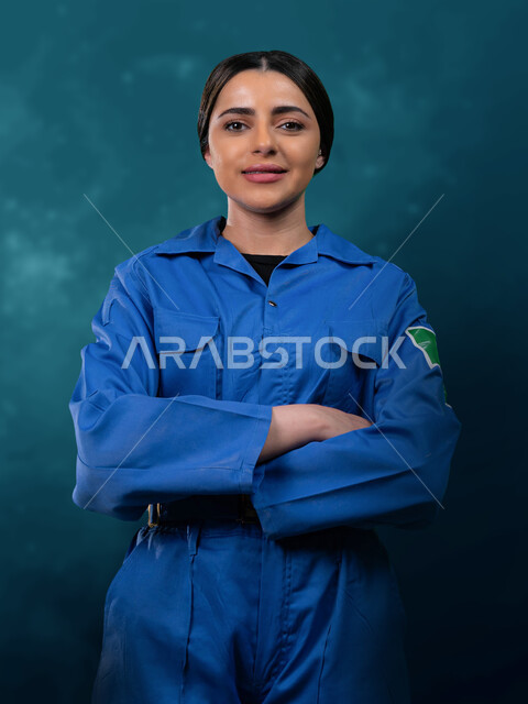 تطور قطاع الهندسة والملاحة الجوية في المملكة, الوقوف بأيدي متقاطعة و النظر الى الكاميرا بفخر، رحلة السعودية إلى الفضاء الخارجي, صورة مقربة لرائدة فضاء عربية خليجية سعودية مبتسمة ترتدي البدلة الفضائية السعودية , تأهيل الكوادر الوطنية لخوض الرحلات الفضائية