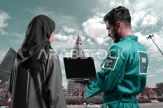 مفهوم الملاحة الجوية و تتبع عملية سير المركبات الفضائية عبر الحاسوب, صورة من الخلف لرائد فضاء عربي خليجي سعودي يرتدي بدلة الفضاء السعودية يقف مع إمرأة سعودية محجبة, تطور قطاع الفضاء في المملكة العربية, خلفية أبراج مدينة الرياض