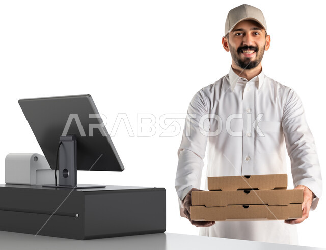 بائع يعمل على ماكينة الكاشير، مفهوم الابتسامة بوجه العملاء و التعامل بود معهم, بورتريه لمحاسب عربي خليجي سعودي مبتسم يرتدي الثوب السعودي ويقوم بتسليم صناديق المشتريات للزبون،  استلام الطلبات عند أمين الصندوق ، الاستفادة من العروض والخصومات, خلفية بيضاء