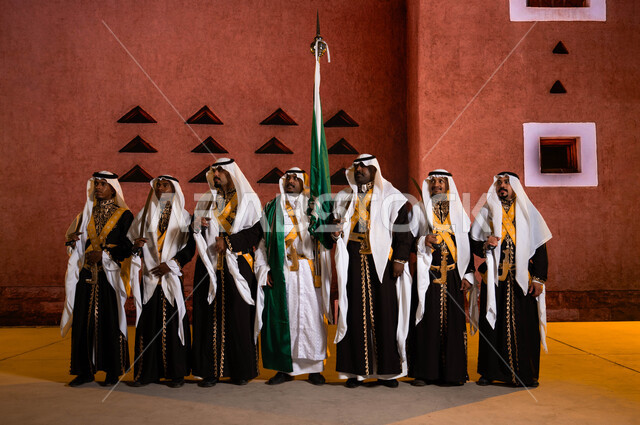 الاستعداد للاحتفال بيوم العلم السعودي 11 مارس، الأهازيج والرقص الشعبي بالسيوف أمام المتحف الوطني في الرياض، ذكرى اليوم الوطني السعودي في 8 ربيع الاول، فرقه العرضة الحجازية ترتدي زي الدقلة والفرميلة الشعبية، عروض الفلكلور التراثي في المناسبات الوطنية