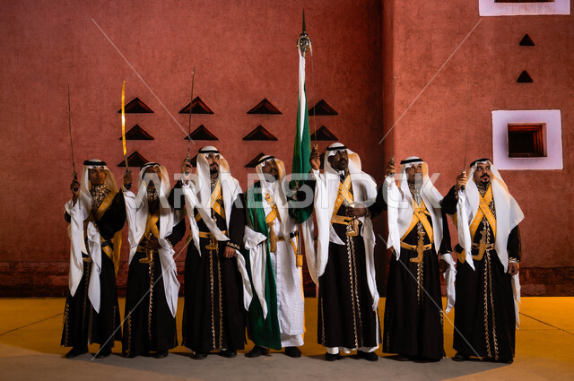 الأهازيج والرقص الشعبي بالسيوف أمام المتحف الوطني التاريخي في الرياض، العيد واليوم الوطني السعودي في 8 ربيع الاول، فرقه العرضة الحجازية ترتدي زي الدقلة والفرميلة الشعبية، عروض الفلكلور التراثي في المناسبات الوطنية، الاحتفال بيوم العلم السعودي 11 مارس