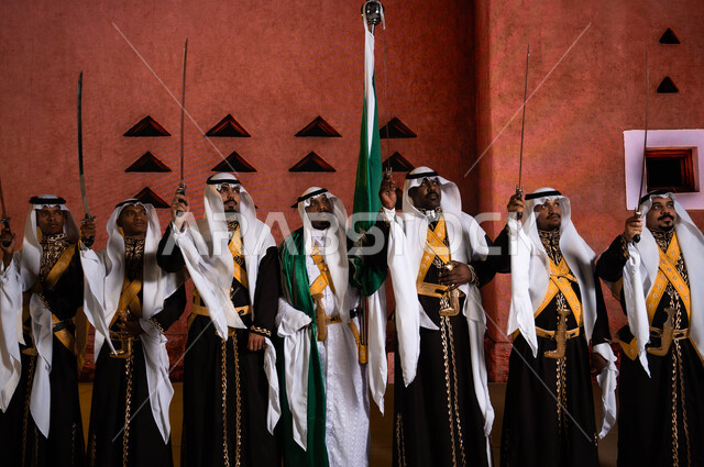 الأهازيج والرقص الشعبي بالسيوف أمام المتحف الوطني التاريخي في الرياض، الاحتفال بذكرى اليوم الوطني السعودي في 8 ربيع الاول، فرقه العرضة الحجازية ترتدي زي الدقلة والفرميلة الشعبية، عروض الفلكلور التراثي في المناسبات الوطنية، يوم العلم السعودي 11 مارس