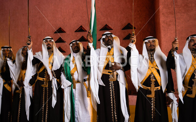 الأهازيج والرقص الشعبي بالسيوف أمام المتحف الوطني التاريخي في الرياض، اليوم الوطني السعودي في 8 ربيع الاول، فرقه العرضة الحجازية ترتدي زي الدقلة والفرميلة الشعبية، عروض الفلكلور التراثي في المناسبات الوطنية، الاحتفال بيوم العلم السعودي 11 مارس