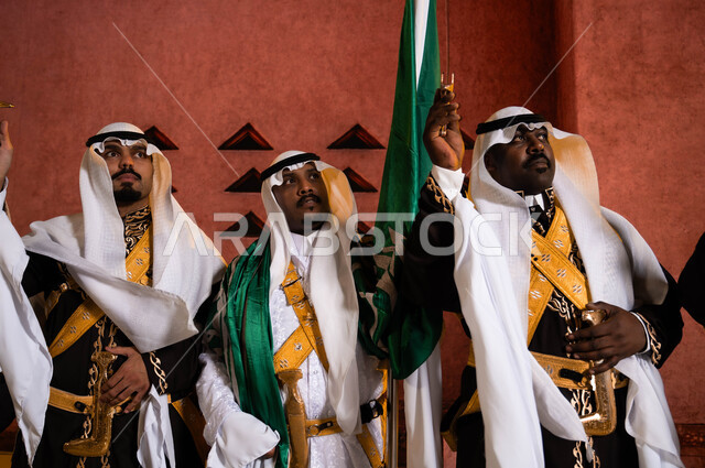 الاحتفال بيوم العلم السعودي 11 مارس، ذكرى اليوم الوطني السعودي في 23 سبتمبر، صورة مقربة لفرقة العرضة الحجازية والرقص الشعبي بالسيوف أمام المتحف الوطني التاريخي في الرياض، ارتداء زي الدقلة والفرميلة الشعبية، الفلكلور التراثي في المناسبات الوطنية