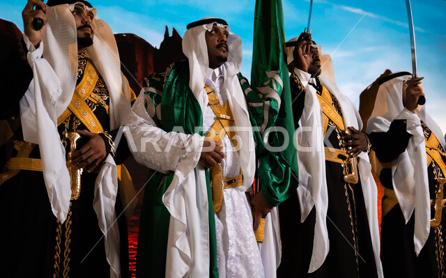 أعياد و مناسبات وطنية تقليدية في 23 سبتمبر، صورة مقربة لفرقة العرضة الحجازية تنظر إلى شيء ما، الفلكلور الشعبي السعودي، ارتداء الدقلة والفرميلة التراثية، يوم العلم 11 مارس، الاحتفال بذكرى اليوم الوطني السعودي، مفهوم حب الوطن و الانتماء إليه