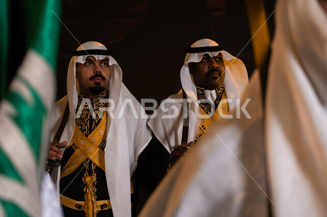 تعزيز الهويه الوطنية ,النظر إلى شيء ما، احتفالات ومناسبات وطنية تقليدية 8 ربيع الأول، صورة مقربه لفرقة العرضة الحجازية والأهازيج، الفلكلور الشعبي السعودي، ارتداء الدقلة والفرميلة التراثية، يوم العلم 11 مارس، الاحتفال بذكرى اليوم الوطني لتوحيد السعودية