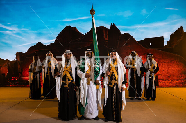  ارتداء الدقلة والفرميلة الشعبية، يوم العلم السعودي 11 مارس، الاستعداد للاحتفالات والأهازيج، ذكرى اليوم الوطني 8 ربيع الاول، أزياء المناسبات الوطنية التقليدية، فنون وعروض الفلكلور التراثي السعودي، فرقة العرضة الحجازية تقف أمام قصر سلوى في الدرعيه