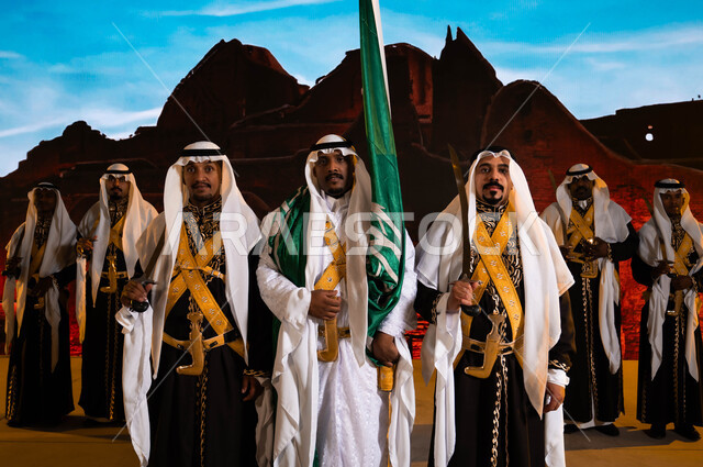  ارتداء الدقلة والفرميلة الشعبية، الاحتفال بيوم العلم السعودي 11 مارس، الاستعداد للاحتفالات والأهازيج، ذكرى اليوم الوطني 23 سبتمبر، أزياء المناسبات الوطنية التقليدية، فنون وعروض الفلكلور التراثي السعودي، فرقة العرضة الحجازية تقف أمام قصر سلوى في الدرعيه