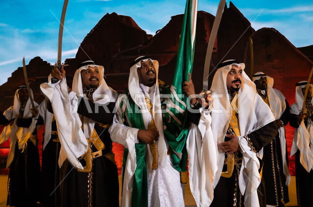 صورة مقربه للرقص الشعبي والأهازيج  لفرقة العرضة الحجازية، الفلكلور الشعبي السعودي، احتفالات ومناسبات وطنية تقليدية، ارتداء الدقلة والفرميلة التراثية، يوم العلم السعودي 11 مارس، الاحتفال بذكرى اليوم الوطني 8 ربيع الأول، خلفية قصر سلوى في الدرعية في الرياض