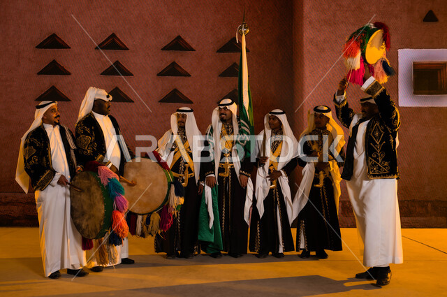 الأهازيج والرقص الشعبي في المناسبات الوطنية ،عروض الفلكلور التراثي، فرقة العرضة الحجازية امام المتحف الوطني التاريخي في الرياض، ارتداء زي الدقلة والفرميلة الشعبية، ذكرى اليوم الوطني السعودي في 23 سبتمبر، الاحتفال بيوم العلم السعودي 11 مارس