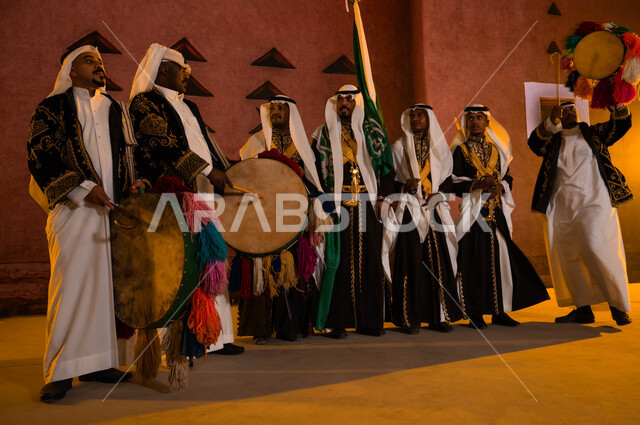 الأهازيج والرقص الشعبي في المناسبات الوطنية ،عروض الفلكلور التراثي، فرقة العرضة الحجازية امام المتحف الوطني التاريخي في الرياض، ارتداء زي الدقلة والفرميلة الشعبية، ذكرى اليوم الوطني السعودي 23 سبتمبر، الاحتفال بيوم العلم السعودي 11 مارس