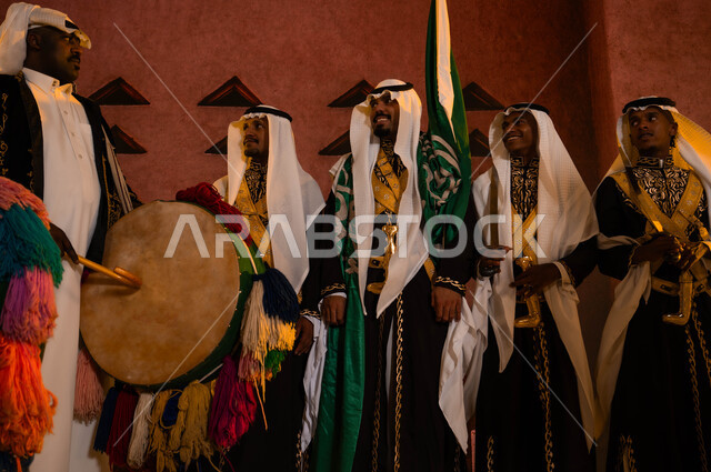 عروض الفلكلور التراثي، الرقص الشعبي والأهازيج في المناسبات الوطنية ، فرقة العرضة الحجازية امام المتحف الوطني التاريخي في الرياض، ارتداء زي الدقلة والفرميلة الشعبية، ذكرى اليوم الوطني السعودي في 8 ربيع الاول، الاحتفال بيوم العلم السعودي 11 مارس