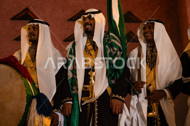 الاحتفال بيوم العلم السعودي 11 مارس، ذكرى اليوم الوطني السعودي في 8 ربيع الاول، فرقة العرضة الحجازية والأهازيج والرقص الشعبي أمام المتحف الوطني التاريخي في الرياض بإيماءات السعادة، ارتداء زي الدقلة والفرميلة الشعبية، عروض الفلكلور في المناسبات الوطنية