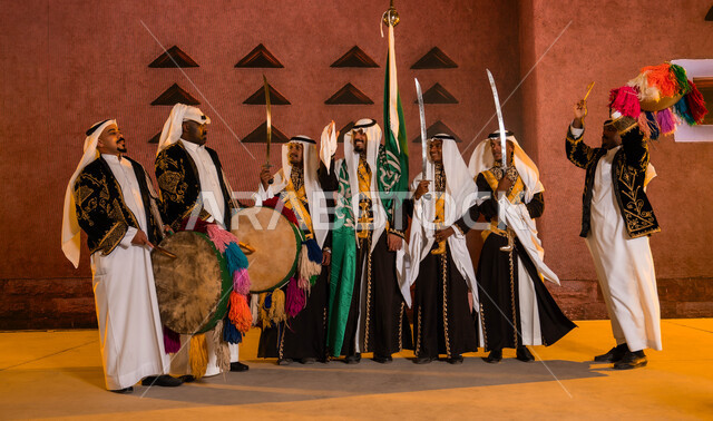 الرقص الشعبي والأهازيج في المناسبات الوطنية، فرقة العرضة الحجازية امام المتحف الوطني التاريخي في الرياض، ارتداء زي الدقلة والفرميلة الشعبية، عروض الفلكلور التراثي، ذكرى اليوم الوطني السعودي في 8 ربيع الاول، الاحتفال بيوم العلم السعودي 11 مارس