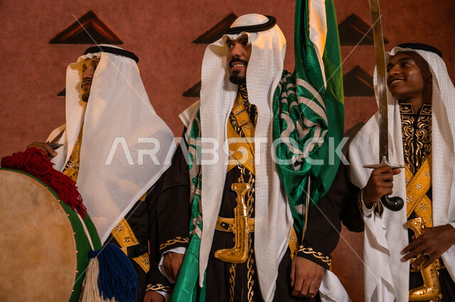 ارتداء الفرميلة الشعبية والدقلة، عروض الفلكلور التراثي في المناسبات الوطنية، صورة مقرب لفرقة العرضة النجدية والأهازيج والرقص الشعبي بالسيوف امام مركز الملك عبد العزيز في الرياض، ذكرى اليوم الوطني السعودي 23 سبتمبر، الاحتفال بيوم العلم السعودي 11 مارس
