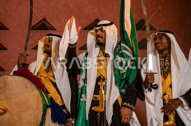عروض الفلكلور التراثي في المناسبات الوطنية، ذكرى اليوم الوطني السعودي في 8 ربيع الاول، فرقة العرضة الحجازية والأهازيج والرقص الشعبي بالسيوف أمام المتحف الوطني التاريخي في الرياض، ارتداء زي الدقلة والفرميلة الشعبية، الاحتفال بيوم العلم السعودي 11 مارس