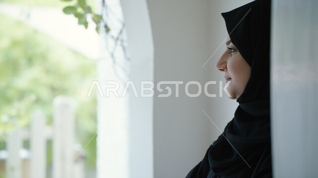 التنزه في الهواء الطلق، صورة مقربة لإمرأة عربيه خليجية اماراتيه محجبة مبتسمة ترتدي العباءة تستعد للخروج، قضاء أوقات ممتعه في الخارج، الاستمتاع بأوقات الفراغ في إحدى الحدائق العامة، أنشطة وفعاليات ترفيهيه 