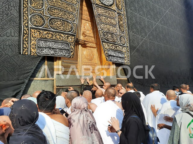 الطوف حول الكعبة المشرفة، تجمع حجاج بيت الله الحرام بالقرب من باب الكعبة المشرفة، الحرم المكي الشريفة في مكة المكرمة في المملكة العربية السعودية، أداء مناسك الحج والعمرة، العبادة والتقرب إلى الله، أماكن اسلامية دينية مقدسة 