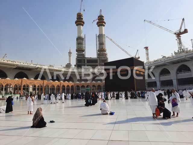 العبادة والتقرب إلى الله، طواف الحجاج والمعتمرين حول الكعبة المشرفة، تجمع حجاج بيت الله الحرام في ساحات الحرم المكي الشريف في مكة المكرمة في السعودية، أداء مناسك الحج والعمرة، أماكن اسلامية دينية مقدسة