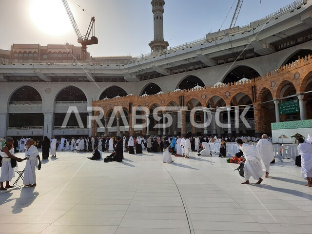 أداء مناسك الحج والعمرة، العبادة والتقرب إلى الله، تجمع حجاج بيت الله الحرام والمعتمرين في ساحات الحرم المكي الشريف في مكة المكرمة في السعودية، أماكن اسلامية دينية مقدسة