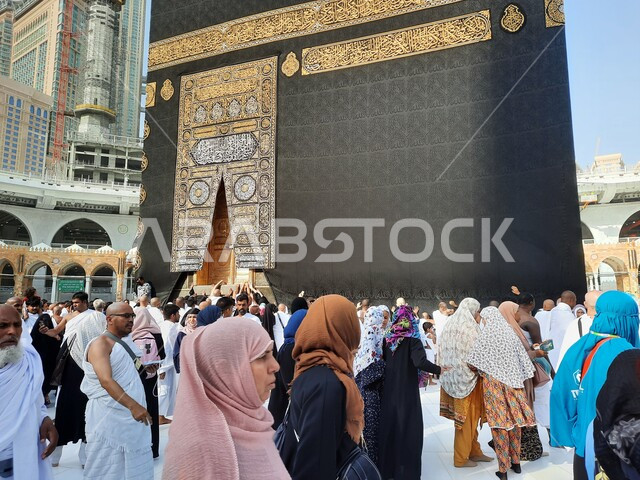 تجمع حجاج بيت الله الحرام في ساحات الحرم المكي الشريف في مكة المكرمة في السعودية، طواف الحجاج والمعتمرين حول الكعبة المشرفة، أداء مناسك الحج والعمرة، العبادة والتقرب إلى الله، أماكن اسلامية دينية مقدسة