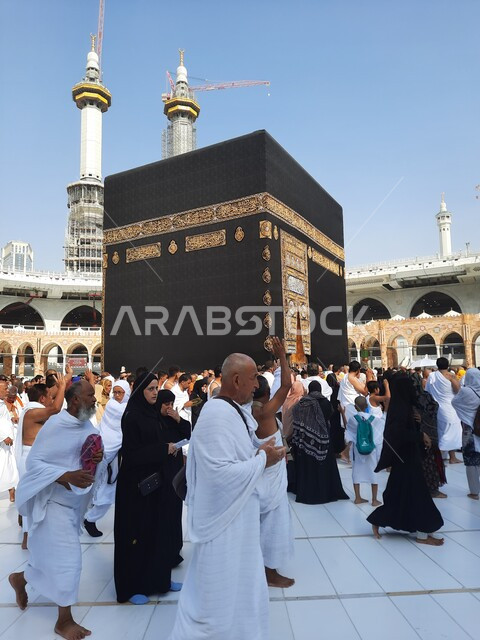 طواف الحجاج والمعتمرين حول الكعبة في بيت الله الحرام في مكة المكرمة في المملكة العربية السعودية، ساحات الحرم المكي الشريف، أداء مناسك الحج والعمرة، العبادة والتقرب إلى الله، أماكن إسلامية دينية مقدسة