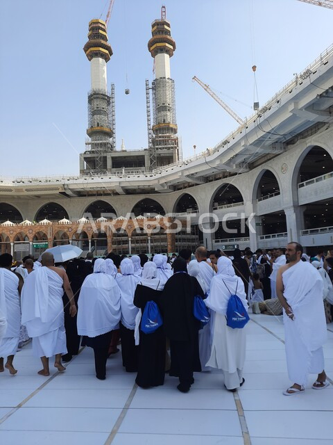 أماكن إسلامية دينية مقدسة، طواف الحجاج والمعتمرين حول الكعبة في بيت الله الحرام في مكة المكرمة في المملكة العربية السعودية، ساحات الحرم المكي الشريف، أداء مناسك الحج والعمرة، العبادة والتقرب إلى الله