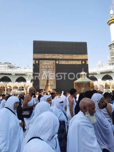 العبادة والتقرب إلى الله، طواف الحجاج والمعتمرين حول الكعبة في بيت الله الحرام في مكة المكرمة في المملكة العربية السعودية، ساحات الحرم المكي الشريف، أداء مناسك الحج والعمرة، أماكن إسلامية دينية مقدسة